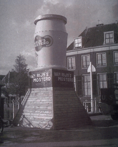 874814 Afbeelding van een reuzenmosterdpot op een houten stellage als reclame voor Van Rijn's Mosterd uit Utrecht, op ...